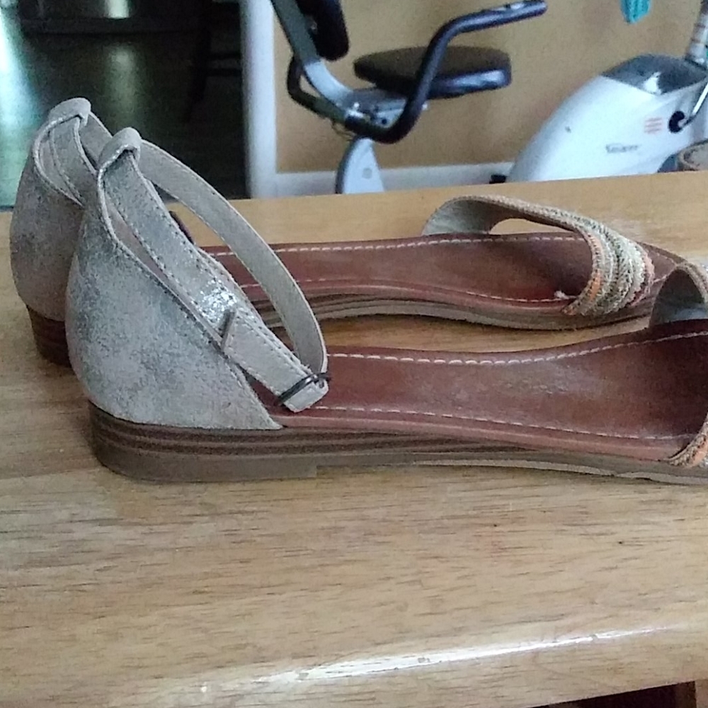 Sandals - Picture 4 of 4